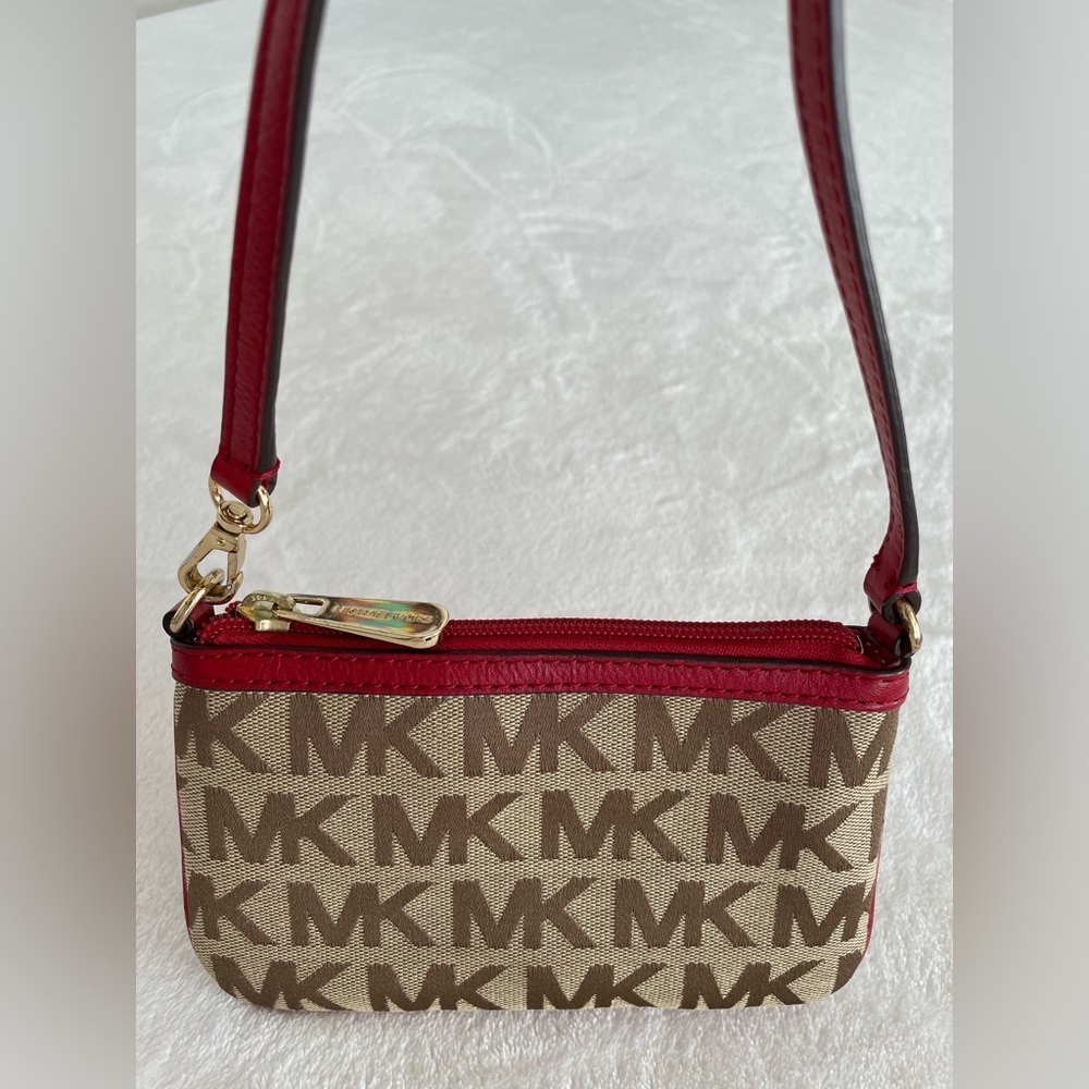 MICHAEL Michael Kors Signature
Jacquard Wristlet - Picture 3 of 12